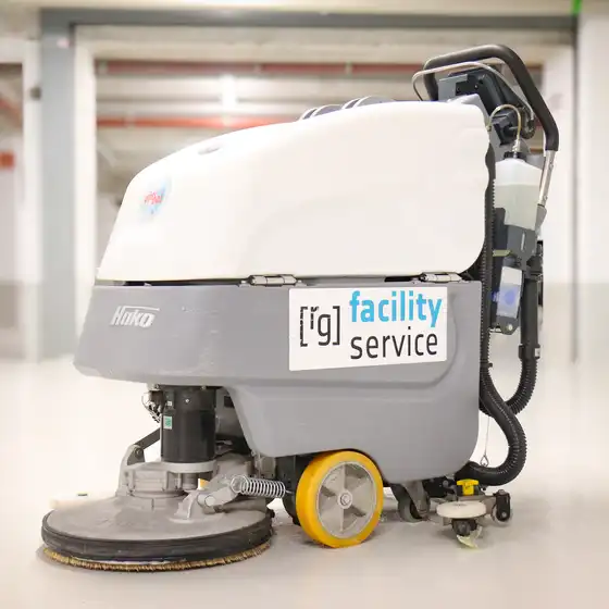 Eine Reinigungsmaschine in einer Tiefgarage