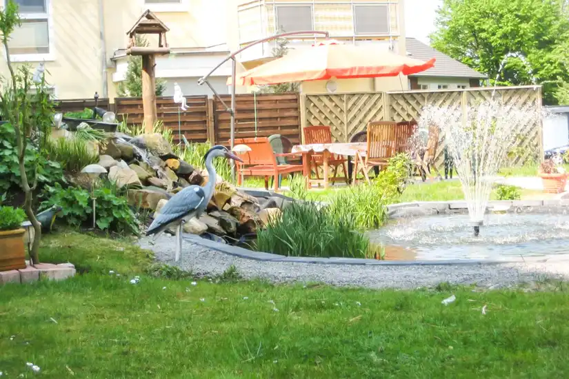 Sonnenterrasse mit Teich