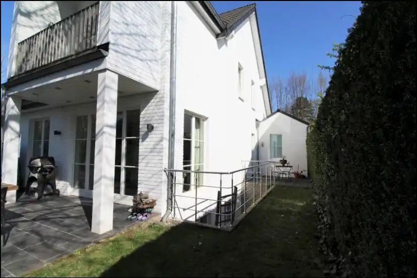 Seite des Hauses