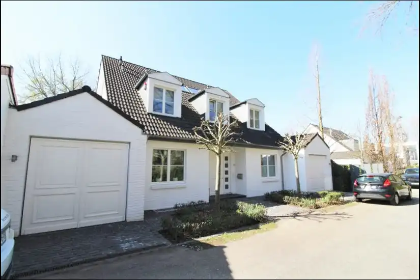 Frontansicht mit Garage