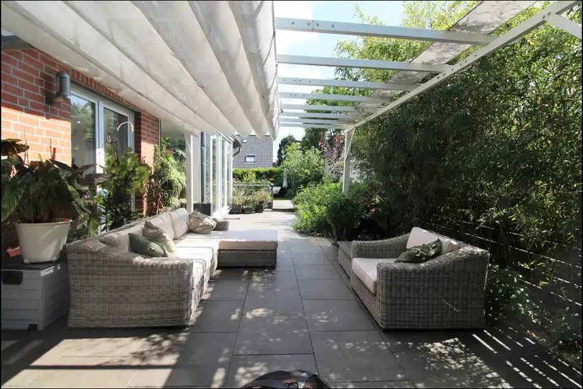 Terrasse mit Sonnensegeln