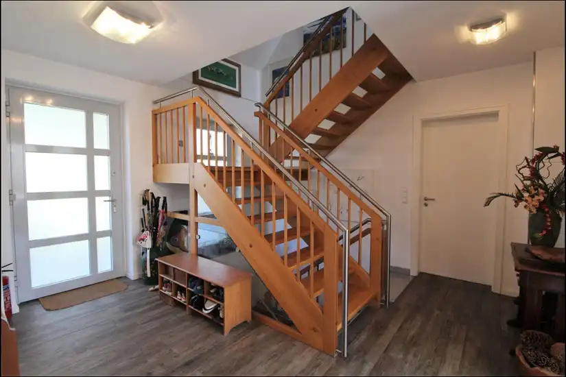 Treppenhaus und Eingang