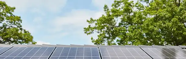 Ein Dach mit Photovoltaikanlage