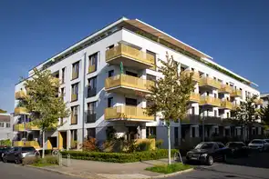 Außenansicht eines Wohngebäudes mit Balkonen